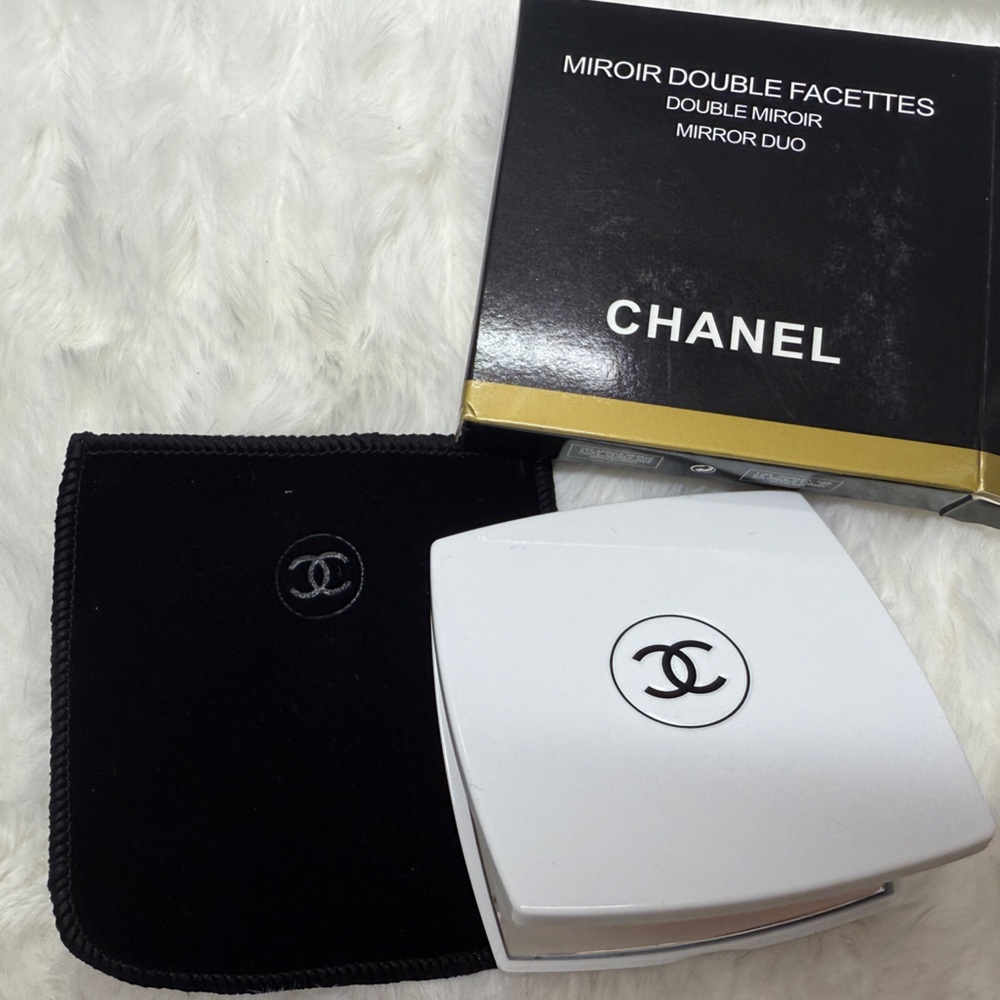 Beaute White Compact Mirror with Black Velvet Pouch